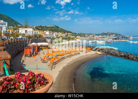 Landschaft mit Casamicciola Strand, Küste von Ischia, Italien Stockfoto