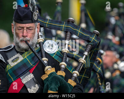 Drumtochty, Schottland - May 22, 2019: Pfeifer in der lonach Pipe Band während der MASSIERTEN Pipe Band Parade an der Drumtochty Highland Games, Schottland Stockfoto