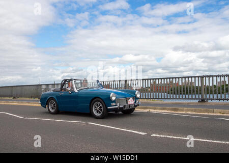 Blau MG Midget Sportwagen auf der Strandpromenade, Southport, Großbritannien Stockfoto