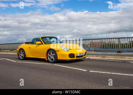 Gelb 2005 Porsche 911 Carrera 4S auf der Strandpromenade, Southport, Merseyside, UK Stockfoto