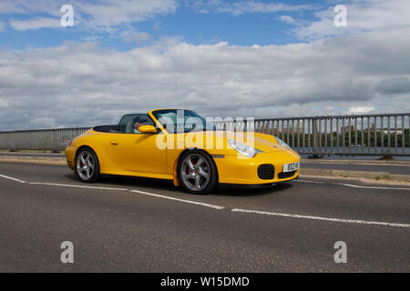 Gelb 2005 Porsche 911 Carrera 4S auf der Strandpromenade, Southport, Merseyside, UK Stockfoto