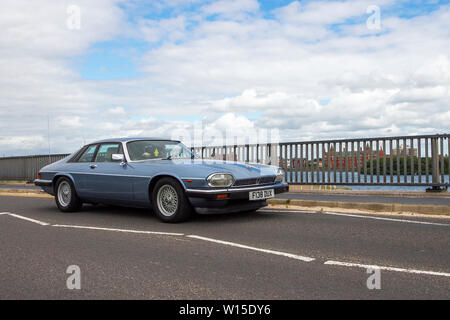 Blauer Jaguar XJ-S Auto aus den 1989 80er Jahren, Coupé 3,6, 5-Gang-Schaltgetriebe, Fahrt auf der Strandpromenade, Southport, Merseyside, Großbritannien Stockfoto