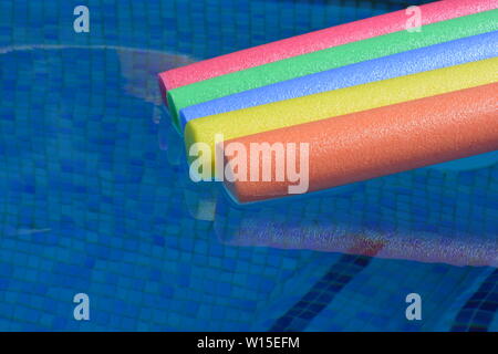 Bunte pool Nudeln und Schwimmbad, mit einer Kopie. Lustige, bunte, Sommer vibes. Stockfoto