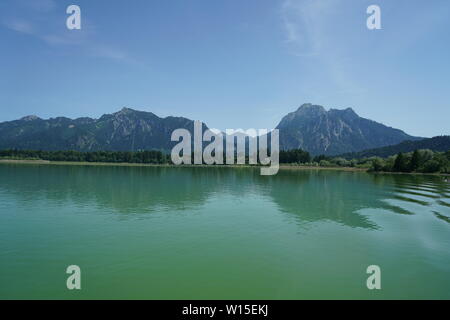 Schloss Neuschwanstein liegt am Fuße des Forggensee in Bayern Stockfoto