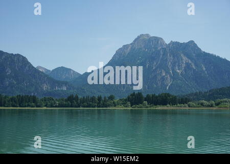 Schloss Neuschwanstein liegt am Fuße des Forggensee in Bayern Stockfoto