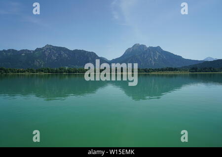 Schloss Neuschwanstein liegt am Fuße des Forggensee in Bayern Stockfoto