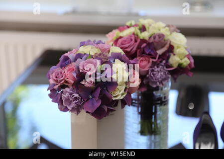 Die Brides Bouquet ist in eine Vase mit Wasser. Stockfoto