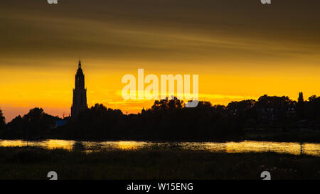 Skyline der Stadt Rhenen bei Sonnenuntergang mit cunera Kirche und Fluss Nederrrijn in der Provence von Utrecht in den Niederlanden Stockfoto