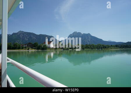 Schloss Neuschwanstein liegt am Fuße des Forggensee in Bayern Stockfoto