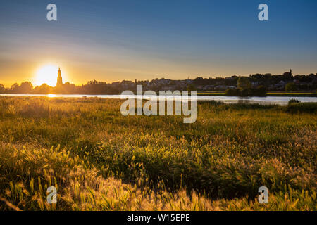 Skyline der Stadt Rhenen bei Sonnenuntergang mit cunera Kirche und Fluss Nederrrijn in der Provence von Utrecht in den Niederlanden Stockfoto