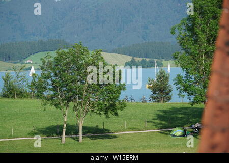 Schloss Neuschwanstein liegt am Fuße des Forggensee in Bayern Stockfoto