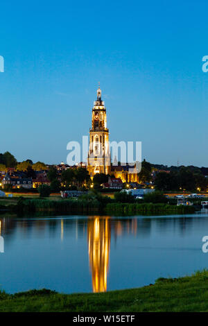 Cuneria Kirche der Stadt Rhenen während des Abends Fluss Nederrrijn in der Provence von Utrecht in den Niederlanden Stockfoto