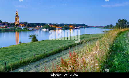 Skyline der Stadt Rhenen während des Abends mit cunera Kirche und Fluss Nederrrijn in der Provence von Utrecht in den Niederlanden Stockfoto