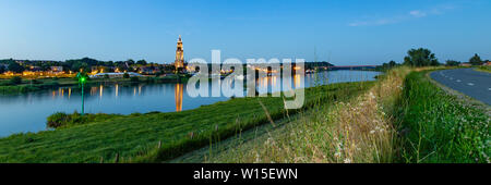 Skyline der Stadt Rhenen während des Abends mit cunera Kirche und Fluss Nederrrijn in der Provence von Utrecht in den Niederlanden Stockfoto