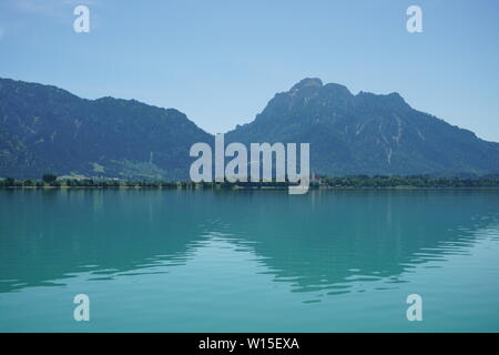 Schloss Neuschwanstein liegt am Fuße des Forggensee in Bayern Stockfoto