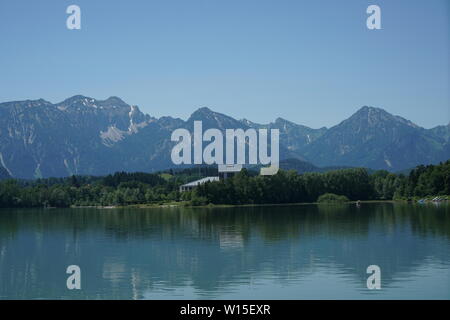 Schloss Neuschwanstein liegt am Fuße des Forggensee in Bayern Stockfoto