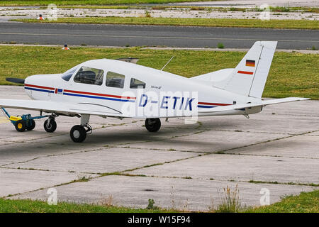 Mainz, Deutschland - 20. Juni 2019: Ultraleichtflugzeuge Piper Warrior III auf einem kleinen Flugplatz in Mainz, Deutschland. Stockfoto