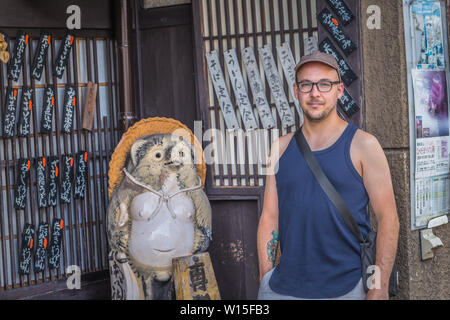 Takayama - Mai 26, 2019: Ein westlicher Reisender in Takayama, Japan Stockfoto