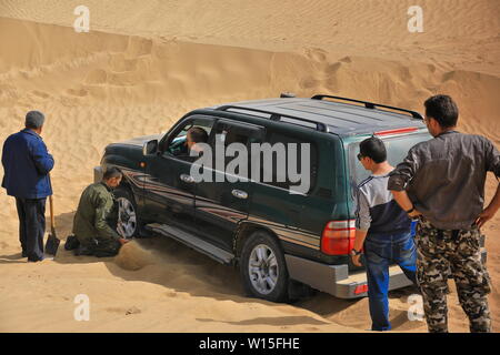 Unsticking ein grünes Geländewagen, das in Sand-Taklamakan Desert-Keriya County-Xinjiang-China-0254 stecken geblieben ist Stockfoto