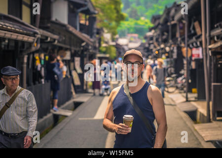 Takayama - 26. Mai 2019: Westliche Reisende in den Straßen von Takayama, Japan Stockfoto