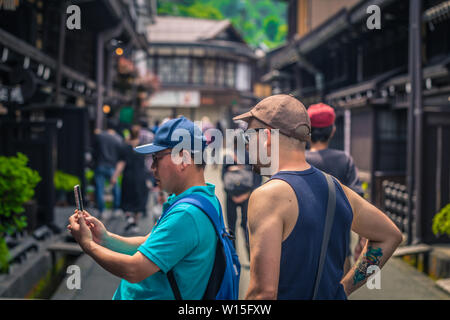 Takayama - 26. Mai 2019: Westliche Reisende in den Straßen von Takayama, Japan Stockfoto