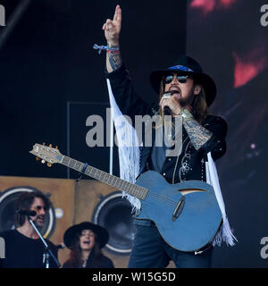 Pilton, Somerset, UK. 30. Juni, 2019. Pilton, Somerset, UK. 30. Juni, 2019. Billy Ray Cyrus Miley Cyrus verbindet, wie sie auf der Pyramide Etappe führt auf dem Glastonbury Festival 2019 am Sonntag, den 30. Juni 2019 an würdige Farm, Pilton. Bild von der Credit: Julie Edwards/Alamy Live News Credit: Julie Edwards/Alamy leben Nachrichten Stockfoto