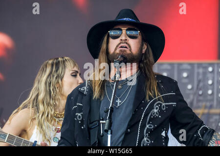 Pilton, Somerset, UK. 30. Juni, 2019. Pilton, Somerset, UK. 30. Juni, 2019. Billy Ray Cyrus Miley Cyrus verbindet, wie sie auf der Pyramide Etappe führt auf dem Glastonbury Festival 2019 am Sonntag, den 30. Juni 2019 an würdige Farm, Pilton. Bild von der Credit: Julie Edwards/Alamy Live News Credit: Julie Edwards/Alamy leben Nachrichten Stockfoto