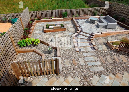 Garten Holzzaun mit Stein gepflasterten Säulen Bewachung Privateigentum