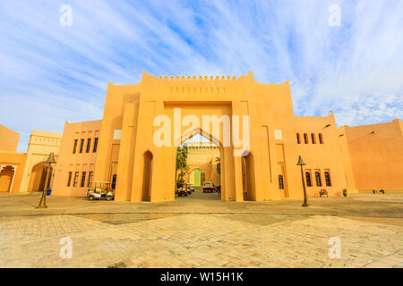 Die malerische Landschaft von Katara Cultural Village Eingang oder das Tal der Kulturen in Doha West Bay District, Katar. Naher Osten, Arabische Halbinsel. Berühmte Stockfoto