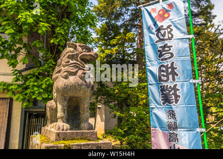 Takayama - Mai 26, 2019: Guardian Statue in einem Schrein in Takayama, Japan Stockfoto