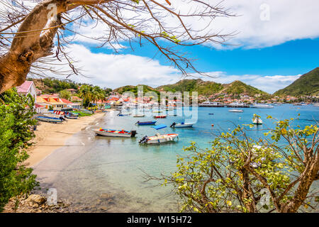 Landschaft mit kleinen Strand und Bucht mit Booten. Terre-de-Haut, Les Saintes, Iles des Saintes, Guadeloupe Französische Antillen, Karibik. Stockfoto