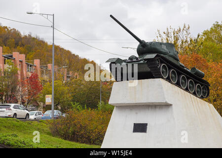 Petropawlowsk-kamtschatski, Russland - 05. Oktober 2014: Tank T-34, das Monument im Zentrum der Stadt. Sowjetische medium Tank während des Zweiten Weltkriegs verwendet. Stockfoto
