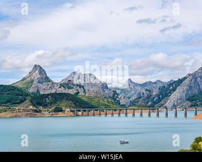 Die Brücke über den Riano Behälter im Norden Spaniens. Provinz Leon. Kastilien und Leon. Picos de Europa Stockfoto