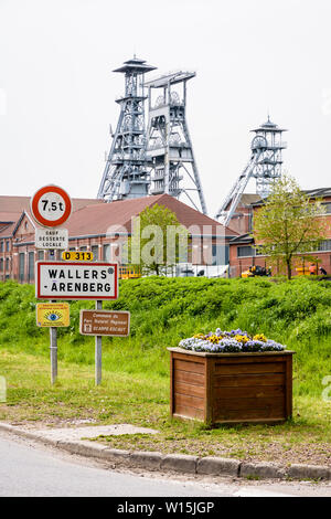 Die ehemalige Arenberg Mine in Wallers im Bergbau Becken des Nord-Pas-de-Calais, Frankreich, mit dem Ortsschild im Vordergrund. Stockfoto