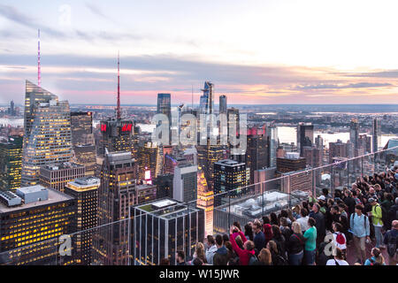 NEW YORK, USA - 17. Mai, 2019: Touristen die Bilder von der Dachterrasse auf Manhattan Wolkenkratzer Stockfoto