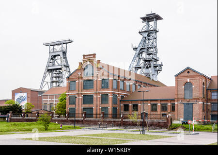 Die ehemalige Arenberg Mine in Wallers im Bergbau Becken des Nord-Pas-de-Calais, Frankreich, mit Welle Türme ragen über den Backsteinbauten. Stockfoto