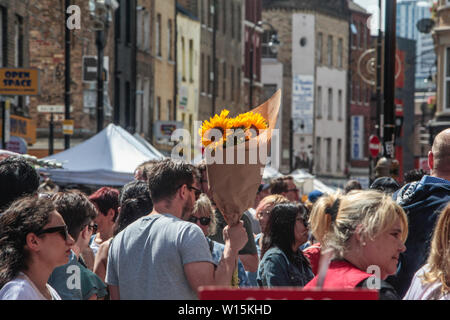 London, Großbritannien. 30. Juni, 2019. London hat es ein bisschen kühler Wetter heute mit Temperaturen angezeigt, max. 25 Personen genießen Sie den Sonnenschein in Bricklane. Paul Quezada-Neiman/Alamy Live News Credit: Paul Quezada-Neiman/Alamy leben Nachrichten Stockfoto