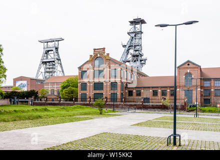 Die ehemalige Arenberg Mine in Wallers im Bergbau Becken des Nord-Pas-de-Calais, Frankreich, mit Welle Türme ragen über den Backsteinbauten. Stockfoto