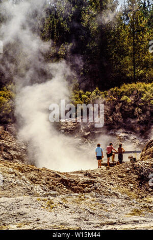 Neuseeland. Rotorua, für die geothermische Aktivität bekannt und verfügt über Geysire - vor allem der Pohutu Geysir in Whakarewarewa - und heiße Schlamm Pools. Dieses t Stockfoto