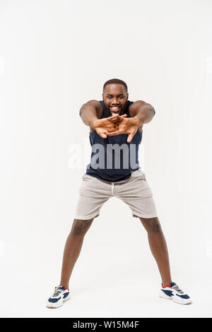 Afrikanischen sport Mann Training und Stretching auf weißem Hintergrund Stockfoto