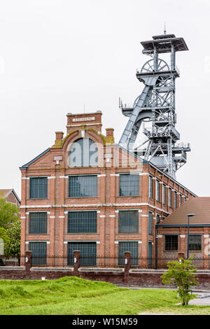 Die ehemalige Arenberg Mine in Wallers im Bergbau Becken des Nord-Pas-de-Calais, Frankreich, mit einer Welle Turm über dem Backsteingebäude herausragt. Stockfoto