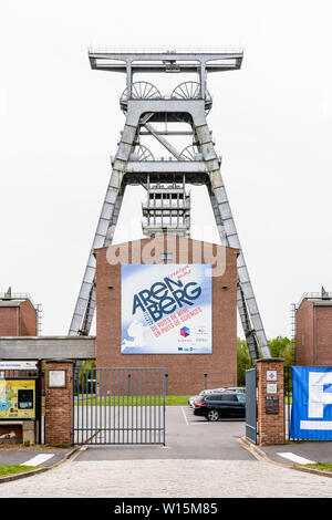 Eingang der ehemaligen Zeche Arenberg site in Wallers im Bergbau Becken des Nord-Pas-de-Calais, Frankreich, mit einer grossen Welle Tower. Stockfoto