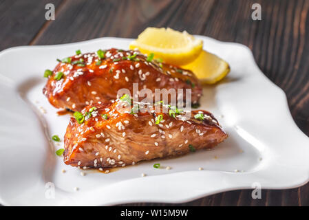 Zwei Stücke von teriyaki Lachs garniert mit Sesam und Frühlingszwiebel Stockfoto