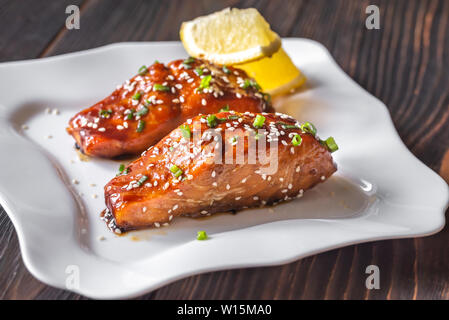 Zwei Stücke von teriyaki Lachs garniert mit Sesam und Frühlingszwiebel Stockfoto