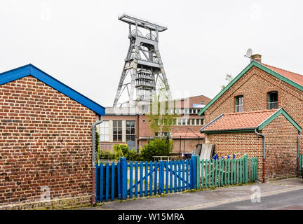 Gehäuse der ehemaligen Bergarbeiter neben dem Arenberg Grube sind bescheiden, halb-freistehendes, Ziegel, typischen Häusern aus der Region Nord-Pas-de-Calais Bergbau Becken, Frankreich. Stockfoto