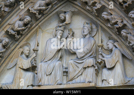 Mittelalterliche Skulpturen der Krönung der Jungfrau Maria, die Christus in der Kathedrale Notre Dame, Paris, Frankreich. Stockfoto
