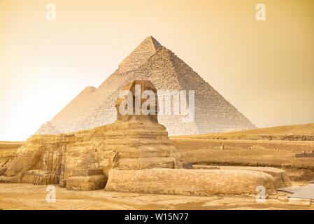 Sphinx und Pyramiden bei Sonnenuntergang Stockfoto