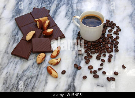 Dinge aus Brasilien, Kaffee, Kaffeebohnen, Schokolade, Nüsse auf einer Marmorplatte Brasilien. Stockfoto