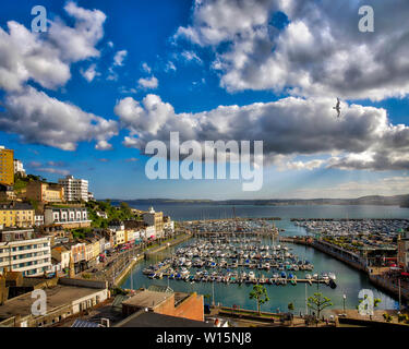 De - Devon: Hafen von Torquay mit Torbay im Hintergrund Stockfoto