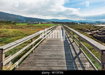 Holzsteg entlang der Bucht von Biscaya, Spanien Stockfoto